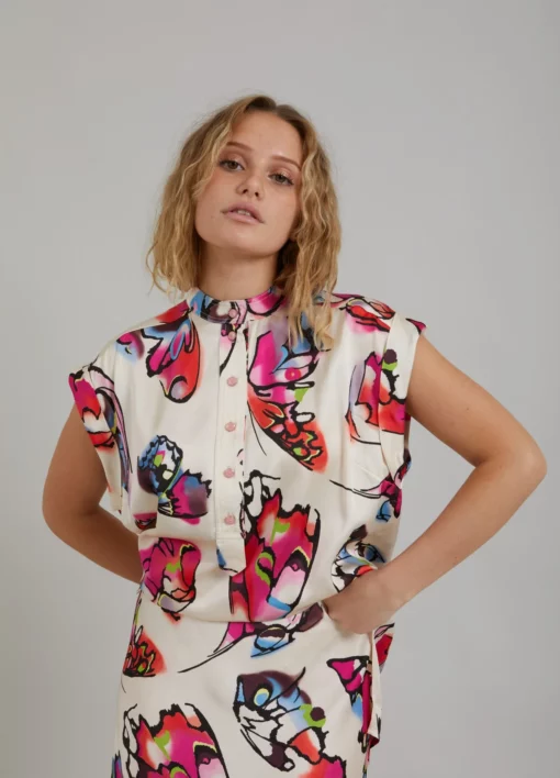 SHIRT W. BUTTERFLY PRINT Top Short sleeve 231 1137 Butterfly print 907